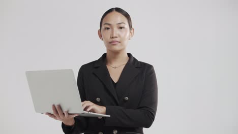 Junge-Asiatische-Geschäftsfrau-Macht-Sich-Während-Einer-Online-videokonferenz-Notizen-Auf-Ihrem-Notizbuch