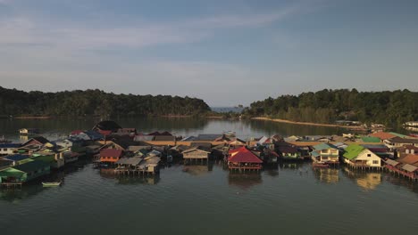 Luftüberflug-Von-Bang-Bao-Pier-Und-Einem-Fischtrawler-Entlang-Der-Küste-Von-Koh-Chang,-Thailand