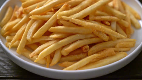 Pommes-Frites-Oder-Kartoffelchips-Mit-Sauerrahm-Und-Ketchup