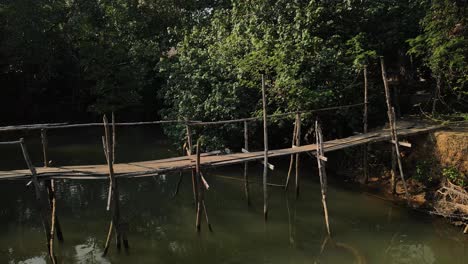 Langsame-Nahaufnahme-Einer-Holzbrücke-über-Einem-Fluss-Auf-Der-Regenwaldinsel-Koh-Chang,-Thailand