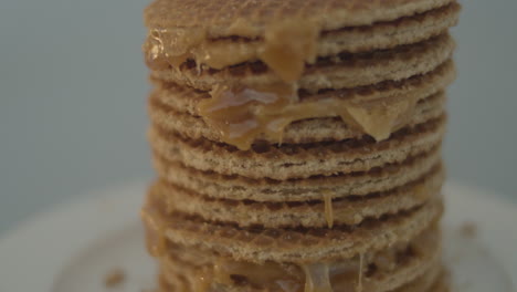 Tilt-op-over-delicious-stack-of-stroopwafels,-a-typical-dutch-cookie---close