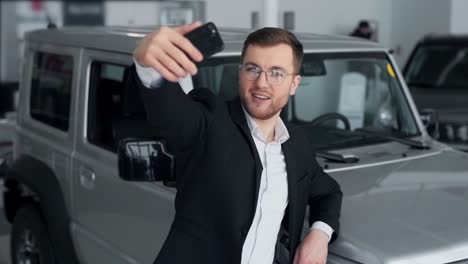 Stilvoller-Junger-Mann-Macht-Ein-Selfie-Video-Am-Telefon