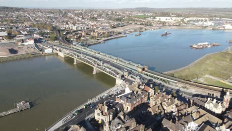 Rochester-Brücke,-Hohe-Drohnen-POV-4K-Aufnahmen