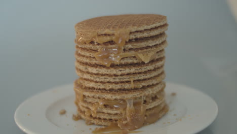 dolly-of-delicious-stack-of-stroopwafels,-a-typical-dutch-cookie---pan