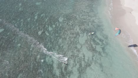 Luftaufnahme-Von-Kitesurfern-Beim-Surfen-An-Bord-In-Der-Nähe-Des-Strandes-Im-Pazifischen-Ozean-Während-Eines-Sonnigen-Tages,-Australien