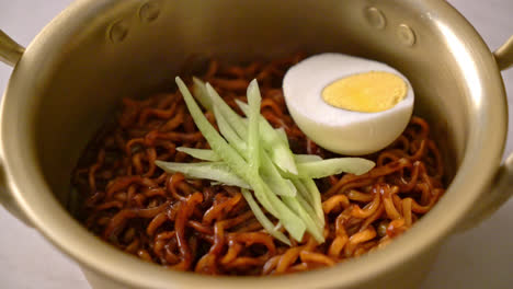 Koreanische-Instant-Nudeln-Mit-Schwarzer-Bohnensauce,-Gurke-Und-Gekochtem-Ei---Koreanisches-Essen