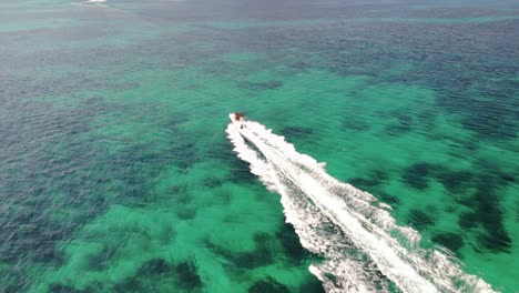 Folgenden-Luftspuren-Wasserskifahrer-Und-Boot-In-Klarem-Mallorca-Wasser