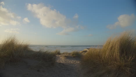 Sanddünen-Am-Strand-An-Einem-Sonnigen-Nachmittag-In-Perran-Sands,-Nordküste-Von-Cornwall