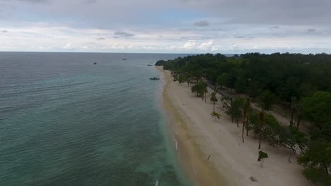 Playa-De-Arena-Blanca-Y-Aguas-Cristalinas-Del-Océano-En-La-Isla-De-Gili-Trawangan,-Lombok,-Indonesia