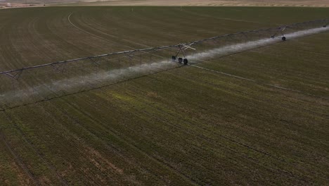 Pivot-point-irrigation-system-in-full-operation