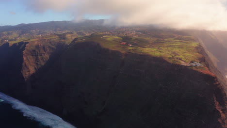 Luftaufnahme-Des-Leuchtturms-Ponta-Do-Pargo-Und-Der-Farbenfrohen-Felslandschaft-An-Einem-Sonnigen-Tag-Auf-Der-Insel-Madeira