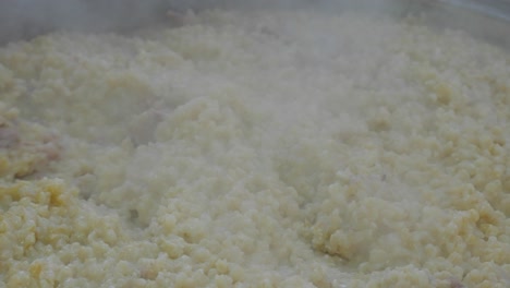 Nahaufnahme-Der-Herstellung-Von-Resi,-Einem-Traditionellen-Weizen--Und-Fleischgericht,-Das-Bei-Zypriotischen-Hochzeitsfeiern-Serviert-Wird