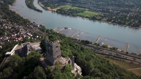 View-of-Burgruine-Drachenfels-on-the-banks-of-the-Rhine-river-,-Rhine-Valley