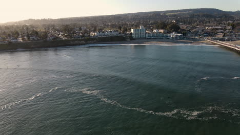 Luftaufnahme-Von-Santa-Cruz-Boardwalk-Und-Beach-California-Mit-Surfern-In-4k-Hoher-Auflösung