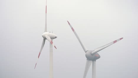 Große-Windkraftanlagen-Drehen-Sich-An-Windigen-Tag,-Europäische-Zukunftsnachhaltigkeit