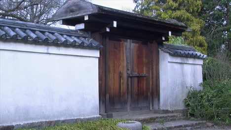 Puerta-De-Madera-Hinoki-Y-Pared-A-La-Entrada-De-Un-Jardín-Japonés