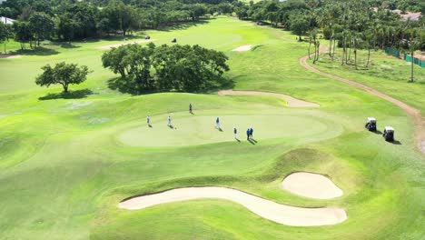 Blick-Von-Oben-Auf-Den-Golfplatz,-Mehrere-Personen-In-Der-Ferne,-Golfplatz-La-Romana-Country-House,-Dominikanische-Republik