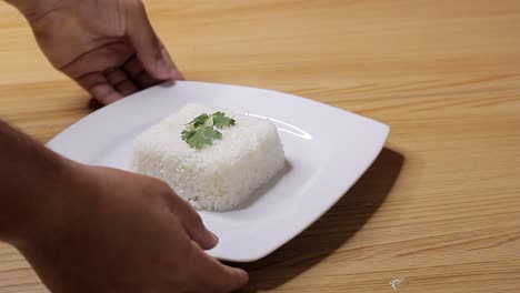 Weißes-Reisgericht-Mit-Gras-Auf-Der-Oberseite,-Gesundes-Essen,-Zu-Hause-Kochen