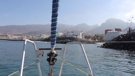 Vista-Frontal-En-Un-Barco-Frente-A-La-Costa-De-Santa-Cruz-De-Tenerife
