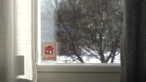 Home-Security-Alarmschild-Am-Fenster-Des-Wohnhauses,-Kriminalität-Auf-Dem-Vormarsch