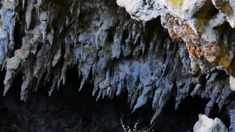 Rawhiti-Manson-Cave---Beliebter-Kalksteinfelsen-In-Neuseeland