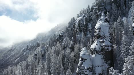 Bergwald-In-Verschneiter-Winterlandschaft-Drohnenluftbild,-Schneebedeckte-Nadelbäume-Und-Steile-Hügel,-Drohnenaufnahme
