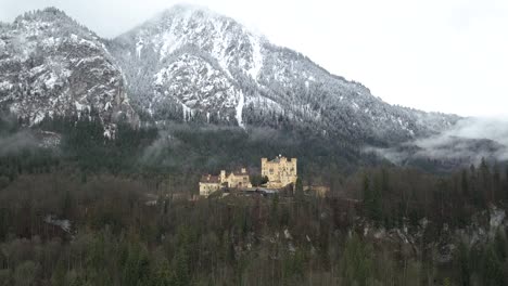 Schloss-Hohenschwangau-Mit-Den-Alpen-Im-Hintergrund