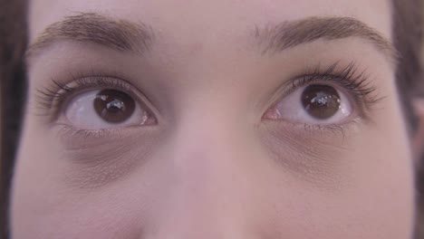 Closeup-face-of-a-young-woman-eyes