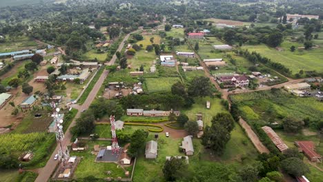 Paisaje-Urbano-De-La-Aldea-De-Loitokitok-En-Kenia-Con-Las-Torres-De-Comunicación-Inalámbrica