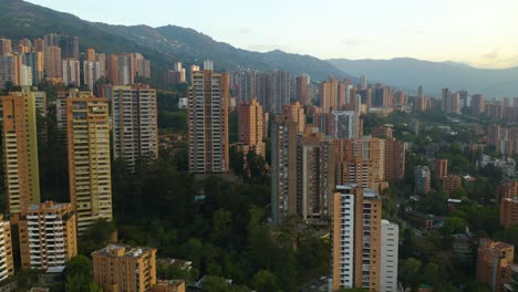Fliegen-Zwischen-Mehrfamilienhäusern-In-Kolumbien-An-Klaren-Tagen-Bei-Sonnenuntergang