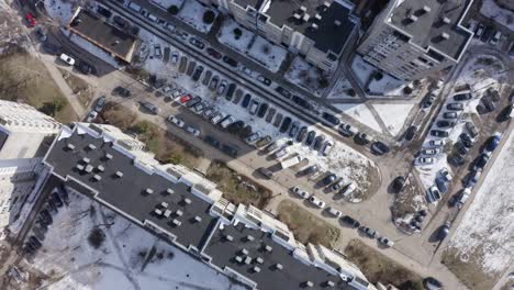 Draufsicht-Auf-Die-Dächer-Von-Hochhäusern-Und-In-Den-Straßen-Von-Vilnius-Geparkten-Autos