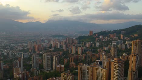 Vista-De-Pájaro-Del-Poblado,-Medellín-Con-Cielo-Colorido-Al-Atardecer