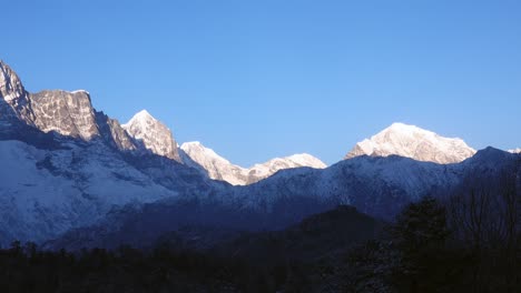 Ein-Blick-Auf-Die-Majestätischen-Himalaya-berge-Im-Frühen-Morgenlicht-Mit-Leichtem-Nebel-Und-Dunst-Im-Vordergrund