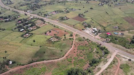 Una-Carretera-Que-Pasa-Por-Encima-De-Los-Pequeños-Colonos-Granjeros-En-La-Aldea-De-Loitokitok-Kenia-áfrica