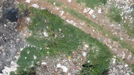 Drohne,-Die-Den-Abfall-Der-Plastiktüten-In-Afrika-Kenia-Hinunterfließt