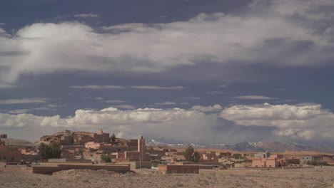 Blick-Auf-Ein-Kleines-Dorf-Im-Süden-Marokkos-Mit-Schneebedeckten-Bergen