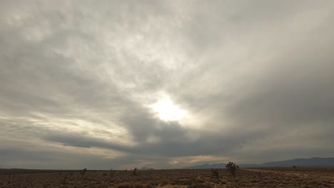 Nubes-Opacas-Ruedan-Por-El-Cielo-Del-Desierto-Mientras-El-Sol-Se-Pone-En-Un-Colorido-Esplendor-En-El-Horizonte---Lapso-De-Tiempo-Estático-De-Gran-Angular