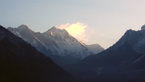 Ein-Blick-Auf-Die-Majestätischen-Himalaya-berge-Im-Frühen-Morgenlicht-Mit-Leichtem-Nebel-Und-Dunst-Im-Vordergrund