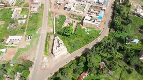Stadtbild-Drohnenansicht---Drohne,-Die-Rückwärts-über-Die-Kleine-Stadt-Loitokitok,-Kenia,-Afrikanisches-Dorf-Fliegt