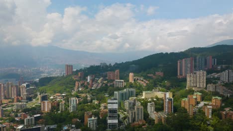 Panoramablick-Auf-Medellin-Und-Das-Aburra-Tal-Zwischen-Den-Anden