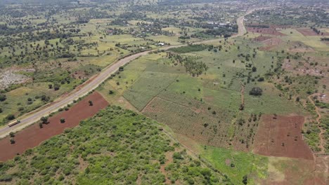 Drohnenansicht-Luftaufnahme-Der-Drohne-über-Den-Landwirtschaftlichen-Flächen-Im-Dorf-Afrika-Kenia