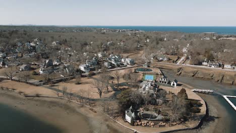 Aerial-elevating-shot-of-a-residential-area-in-Cohasset,-MA