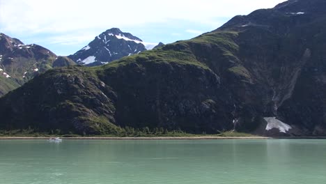 Kleines-Boot-Nahe-Der-Küste-In-Alaska