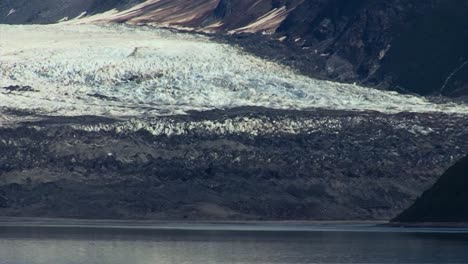 Glacier-covered-by-volcanic-ash-in-Glacier-Bay-National-Park-and-Preserve,-Alaska