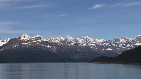 Wunderschöne-Landschaft-Mit-Schneebedeckten-Bergen-Im-Glacier-Bay-National-Park,-Alaska-Im-Sommer