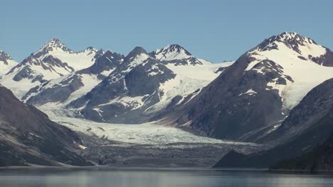 Landschaft-Alaskas.-Gletscher-Und-Schneebedeckte-Bergkette