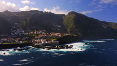Natürlicher-Pool-In-Porto-Moniz,-Madeira-Insel-Und-Gigantische-Bewachsene-Felswand-Im-Hintergrund