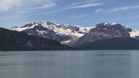 Snowy-mountain-range-on-a-sunny-day-in-Alaska