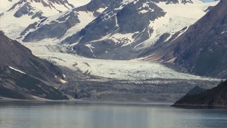 Glacier-and-snow-capped-mountain-range-in-Glacier-Bay-National-Park-and-Preserve,-Alaska