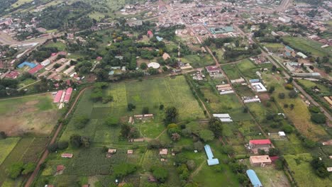 Drohne-Fliegt-über-Das-Landpaket-Des-Maismaises-In-Dem-Kleinen-Dorf-Loitokitok-Kenia-Afrika